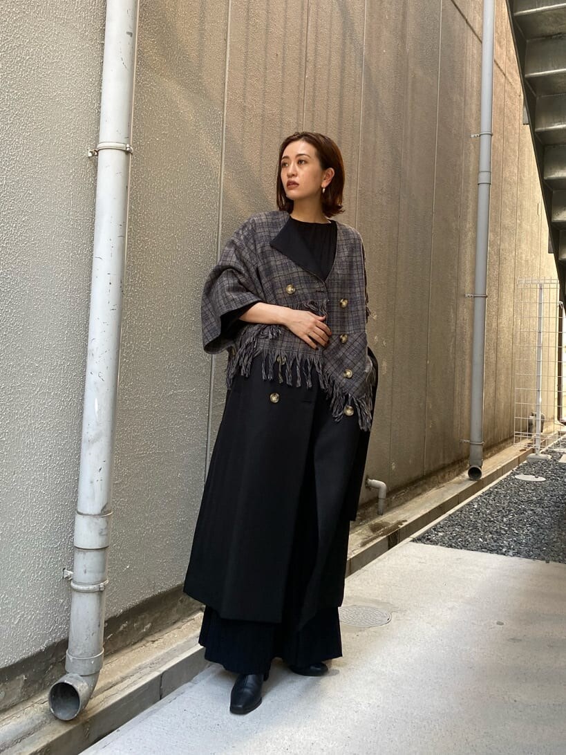 ブラック系のトレンチコートを着用したレディースの夏コーディネートの4枚目の写真