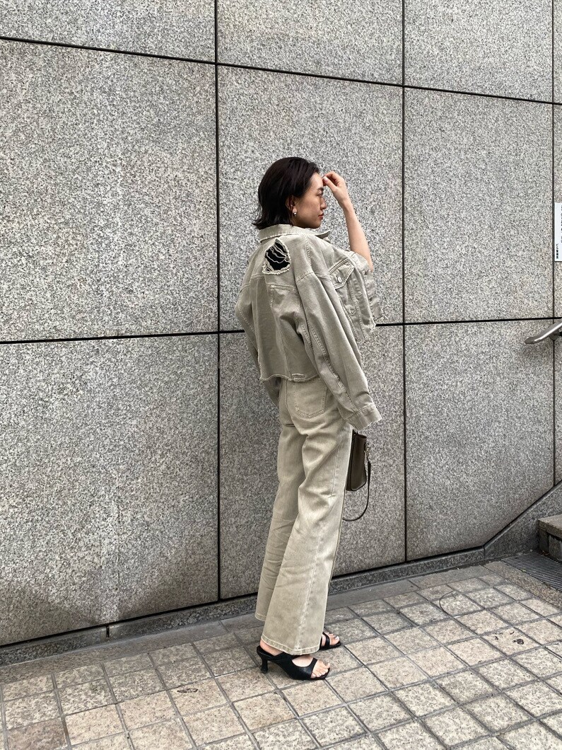 ベージュ系のデニムジャケット、ベージュ系のその他パンツ、ブラック系のサンダルを着用したレディースの春コーディネートの6枚目の写真
