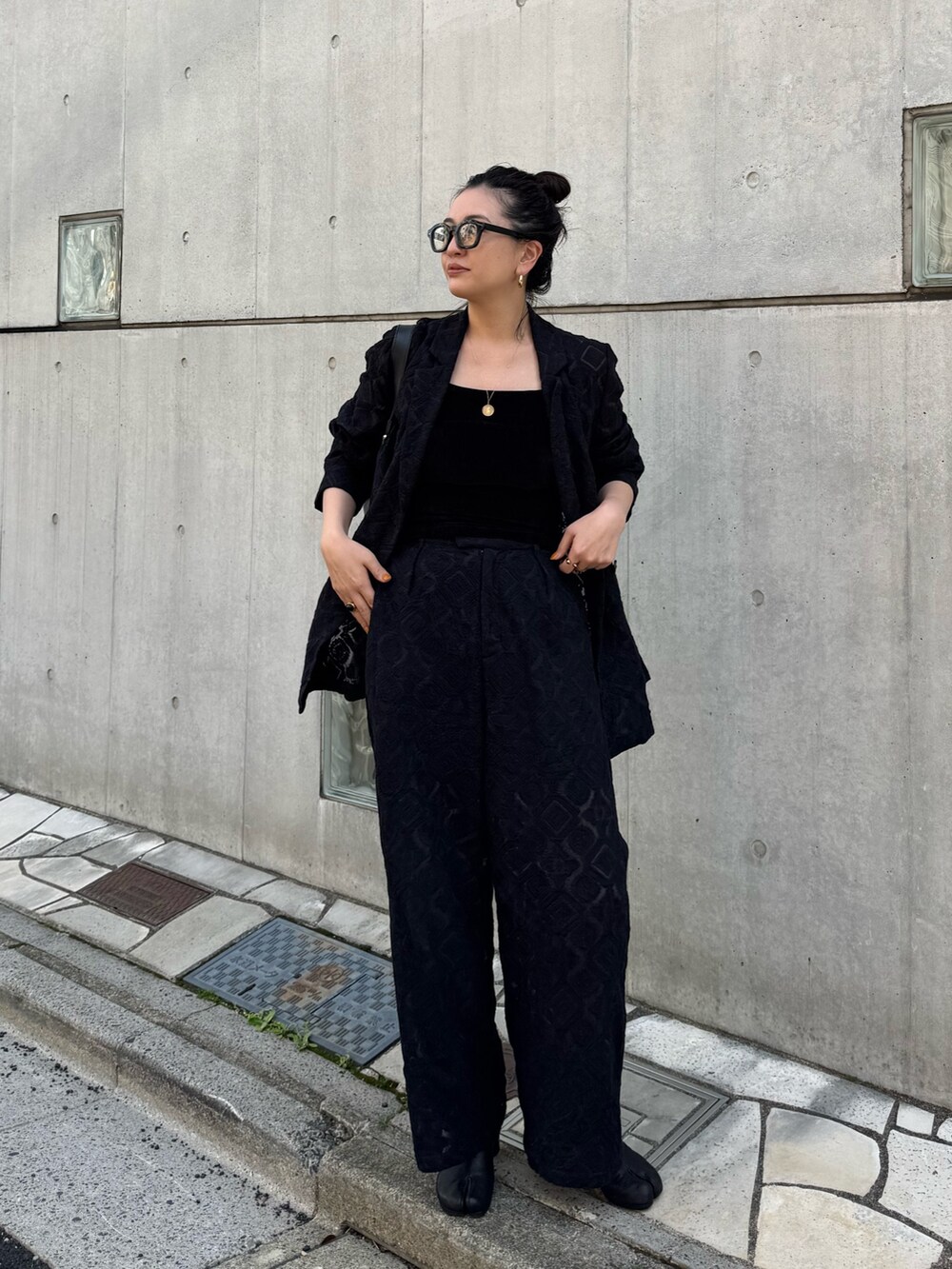 ブラック系のテーラードジャケット、ブラック系のその他パンツを着用したレディースの春コーディネートの5枚目の写真