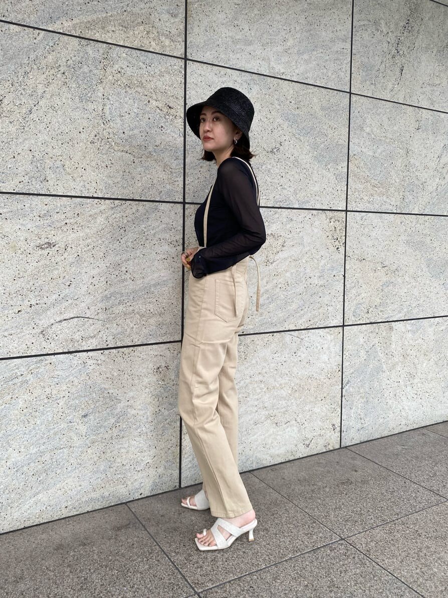 ホワイト系のサンダル、ベージュ系のデニムパンツを着用したレディースの夏コーディネートの4枚目の写真