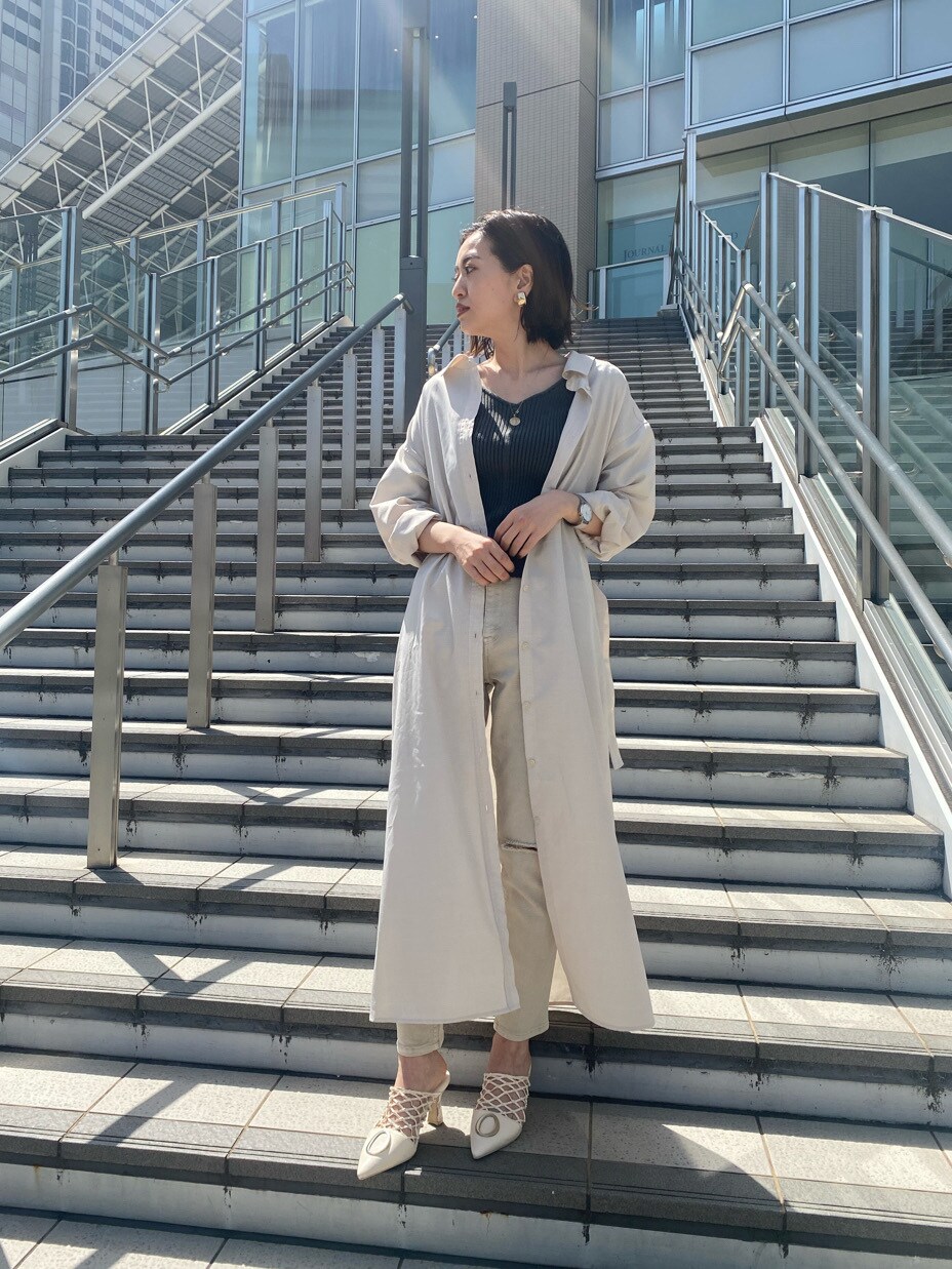 ホワイト系のシャツ/ブラウス、グレー系のその他パンツ、ブラック系のニット/セーターを着用したレディースの春コーディネートの2枚目の写真