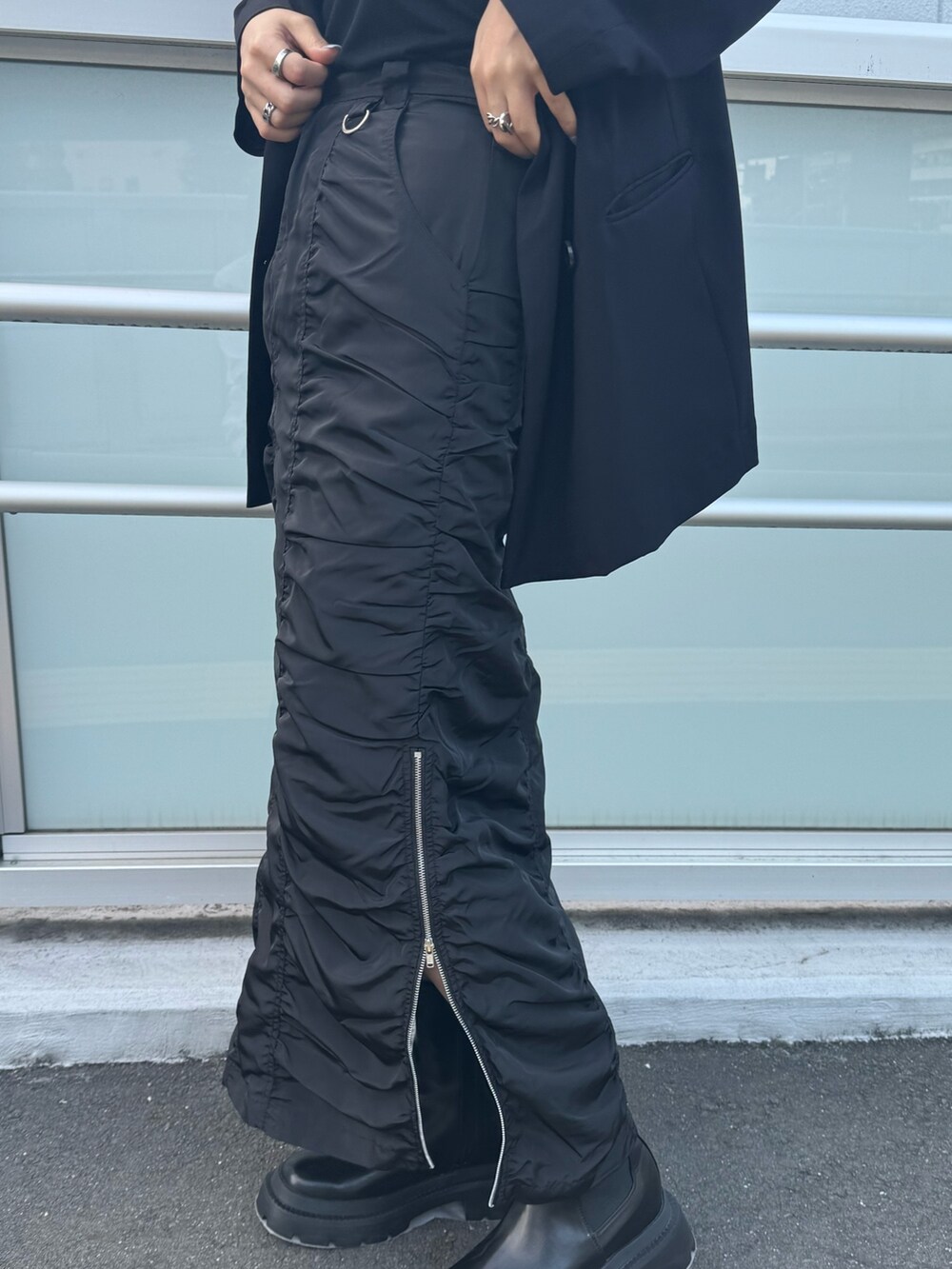 ブラック系のスカートを着用したレディースの春コーディネートの4枚目の写真