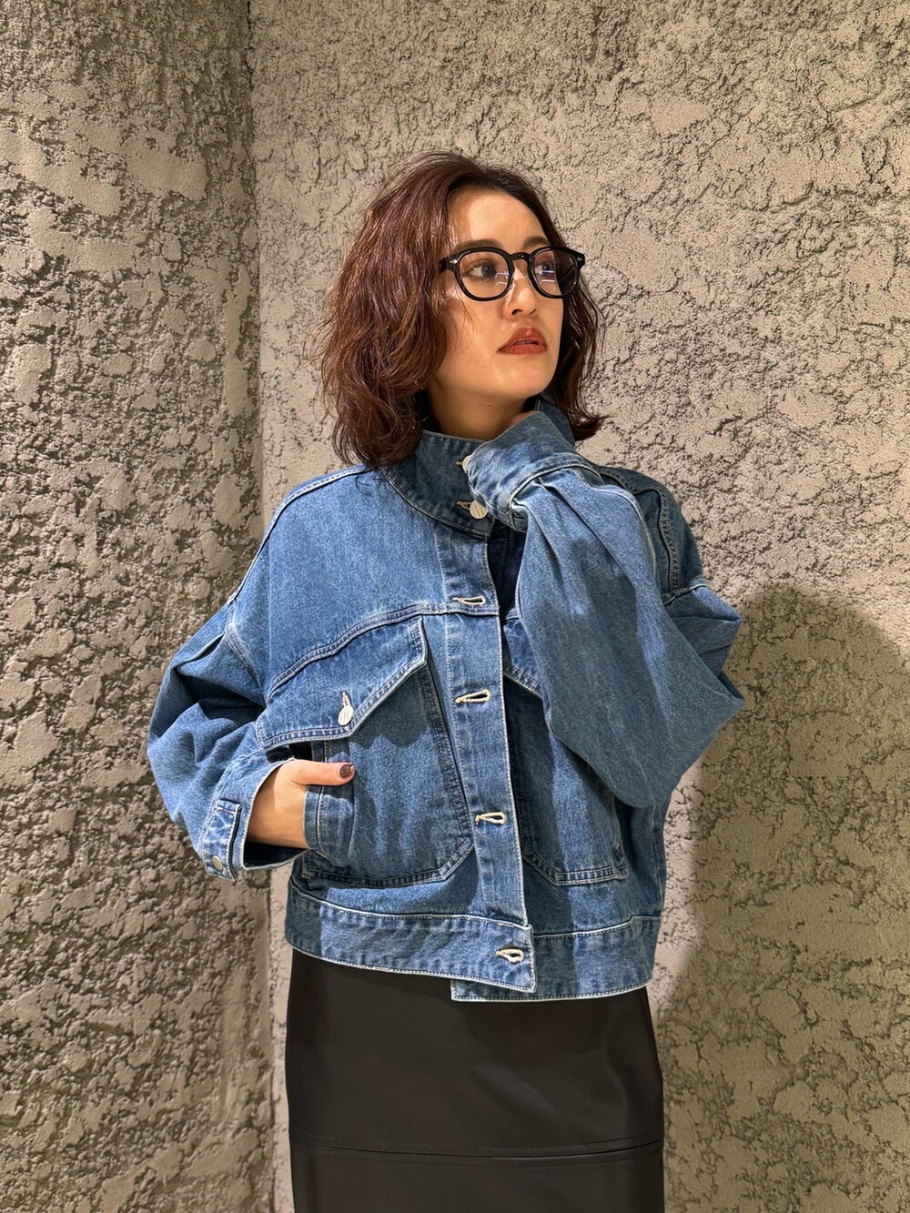 ブラック系のブーツ、ブルー系のデニムジャケットを着用したレディースの冬コーディネートの6枚目の写真