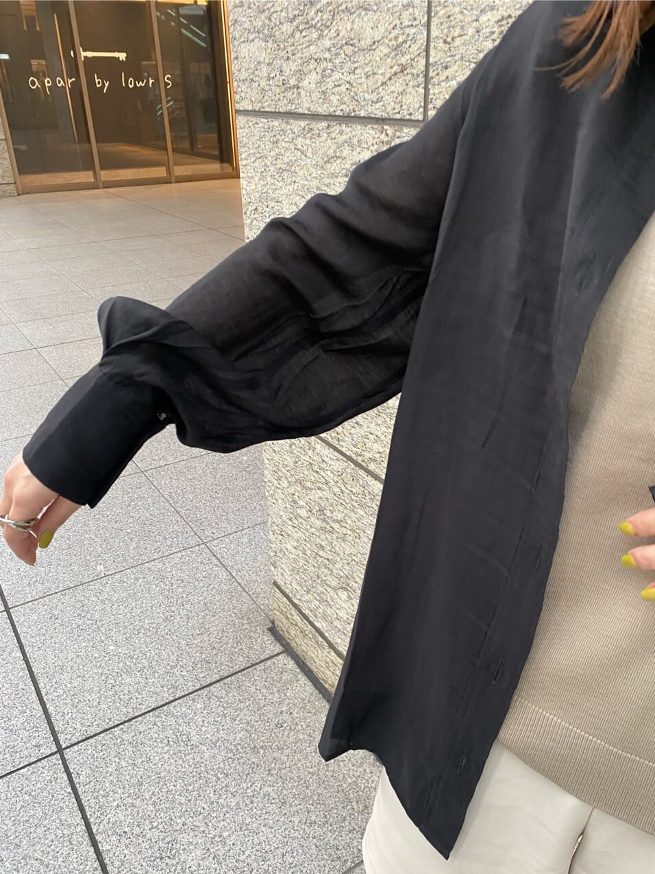 ホワイト系のサンダル、ブラック系のシャツ/ブラウス、ベージュ系のタンクトップを着用したレディースの春コーディネートの9枚目の写真