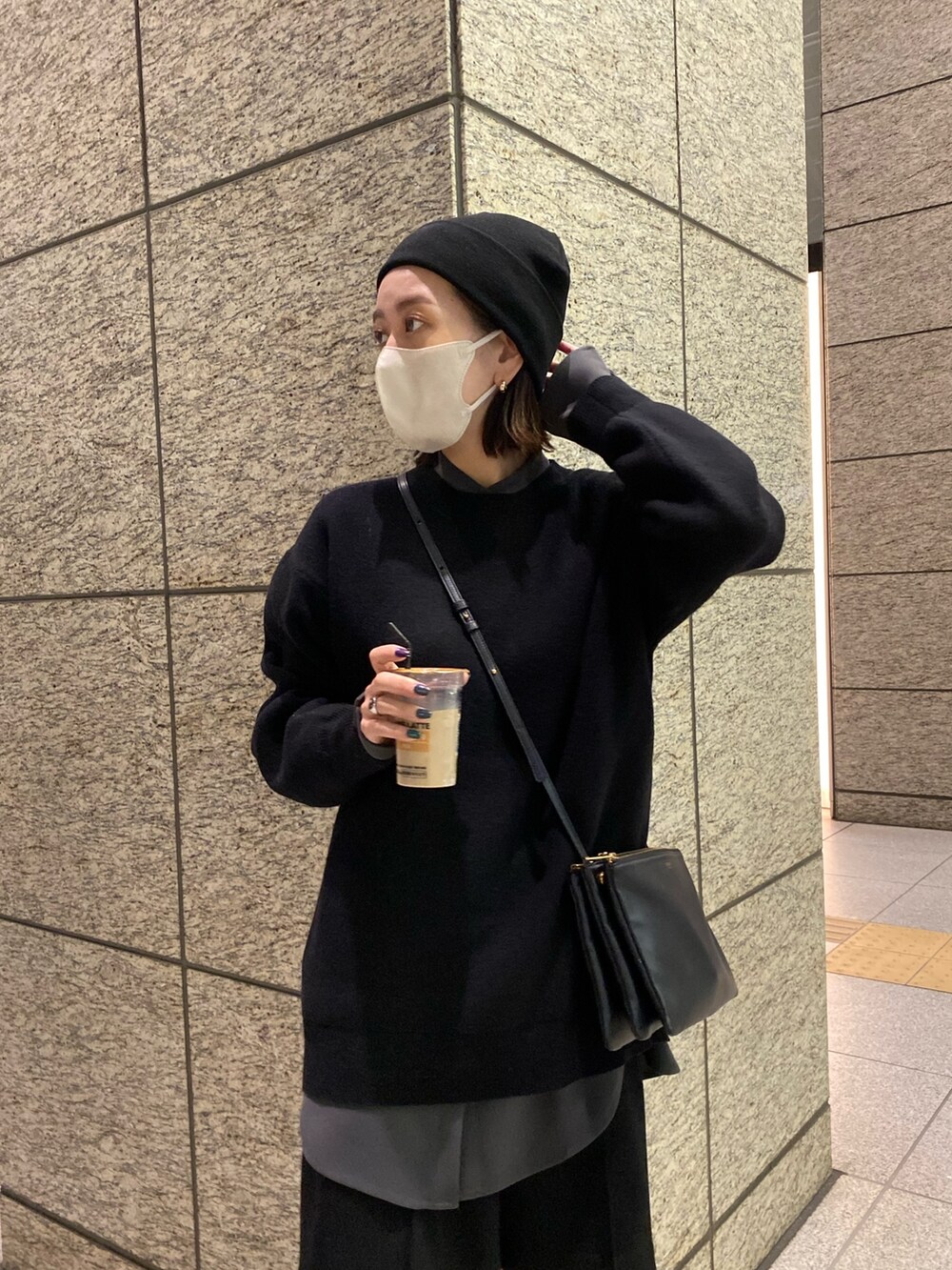 ブラック系のニット/セーターを着用したレディースの秋コーディネートの4枚目の写真