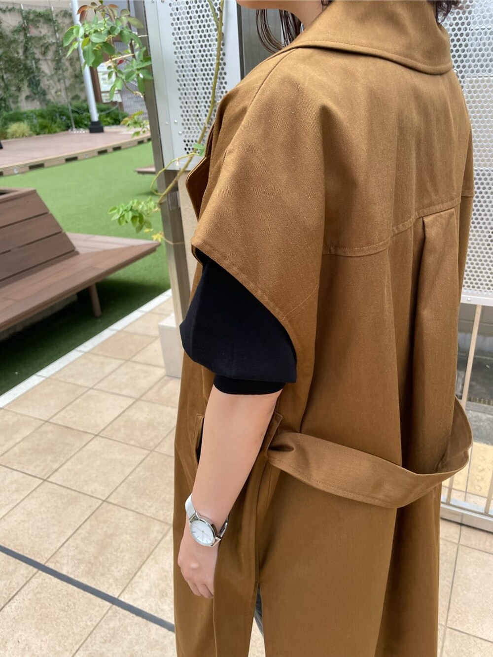 ブラック系のパンプス、ブラック系のニット/セーター、ブラウン系のその他アウターを着用したレディースの夏コーディネートの6枚目の写真