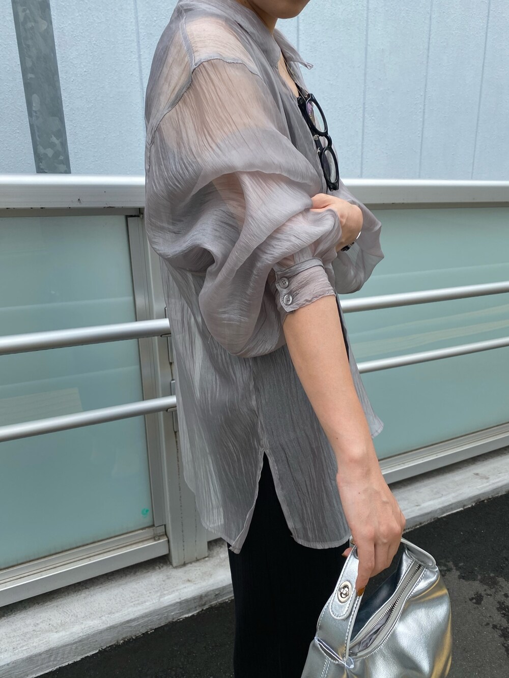 グレー系のシャツ/ブラウス、ブラック系のワンピース、ブラック系のサンダルを着用したレディースの夏コーディネートの4枚目の写真