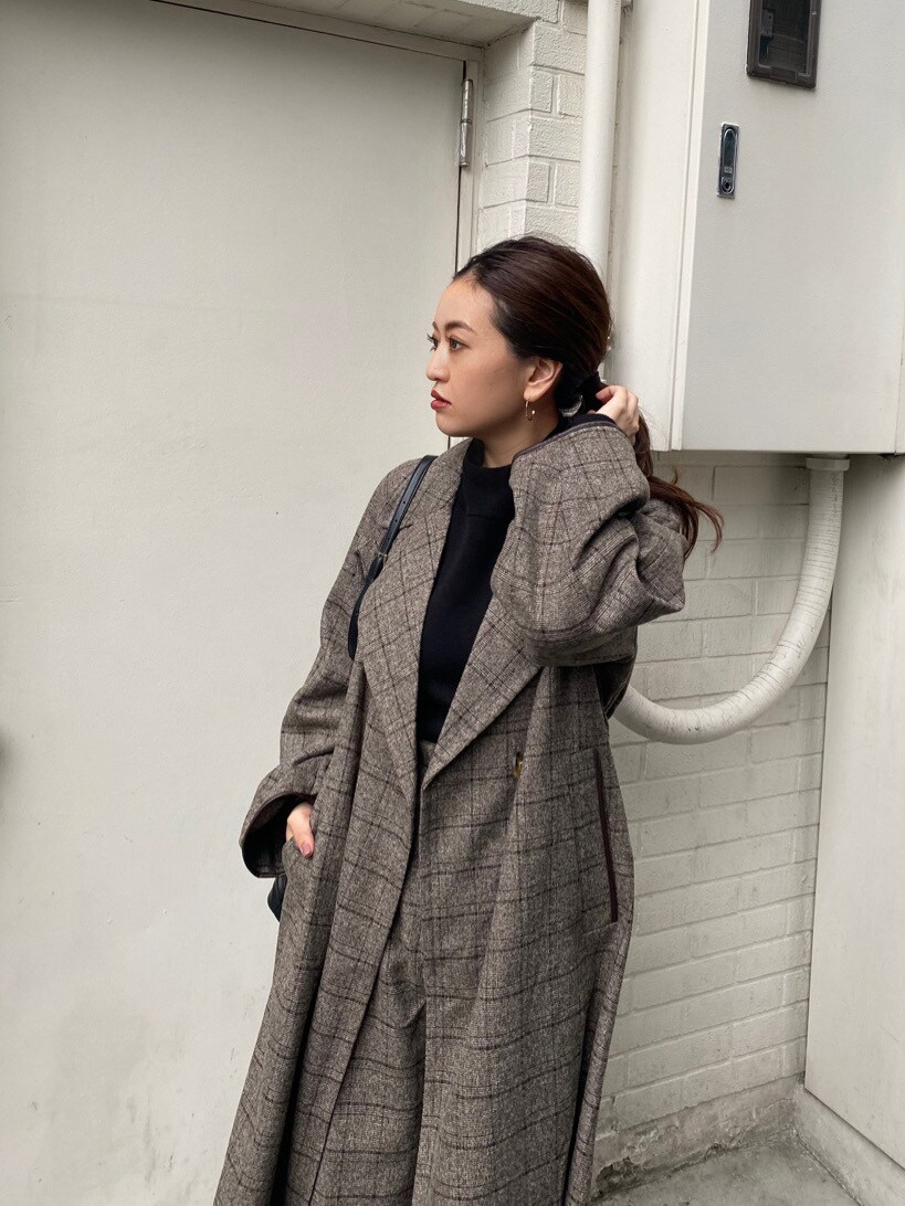 その他のダウンジャケット/コート、ブラック系のニット/セーター、ブラック系のハンドバッグを着用したレディースの秋コーディネートの2枚目の写真