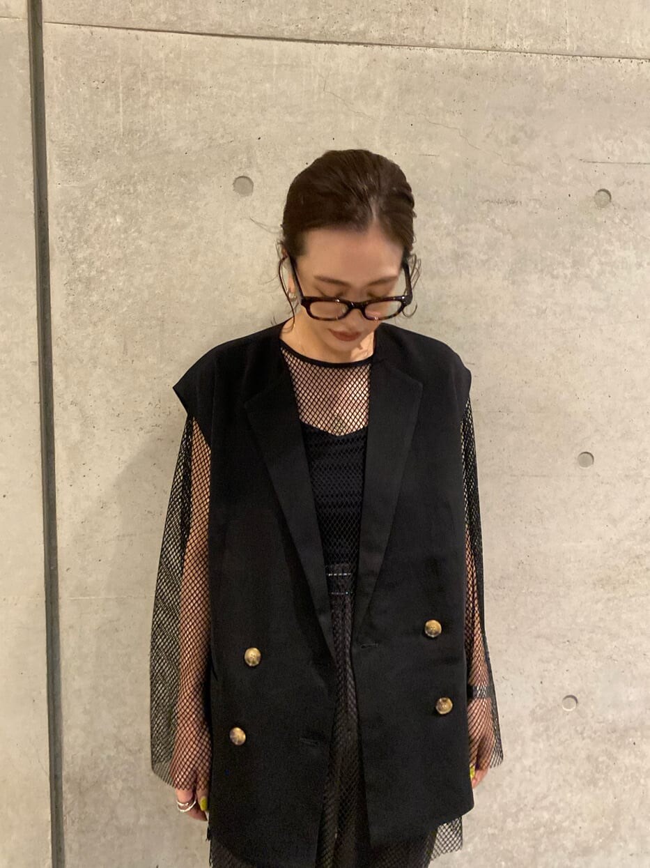 ブラック系のTシャツ/カットソー、ブラック系のベストを着用したレディースの夏コーディネートの8枚目の写真