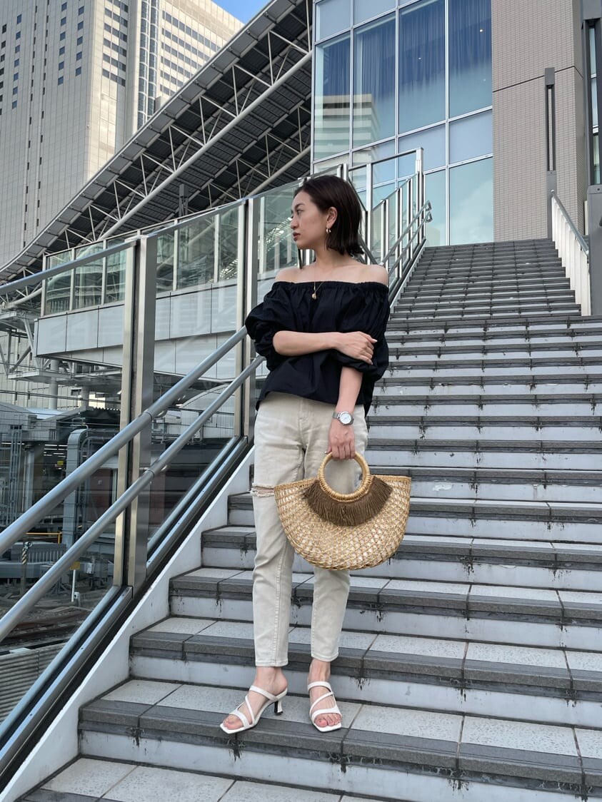 ブラック系のシャツ/ブラウス、ベージュ系のかごバッグ、グレー系のデニムパンツを着用したレディースの夏コーディネートの2枚目の写真