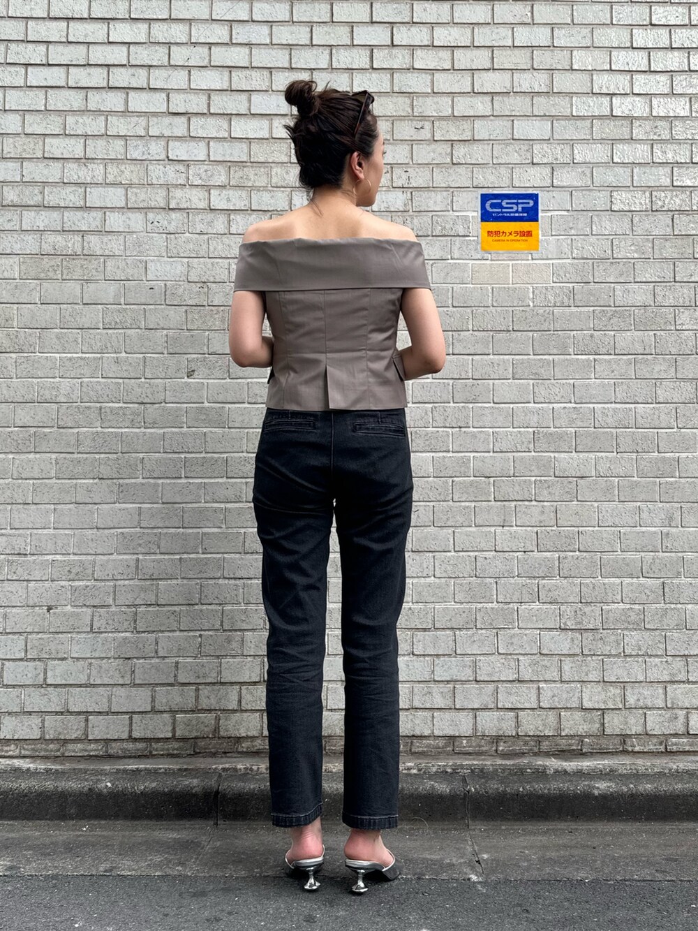 ブラウン系のシャツ/ブラウス、シルバー系のサンダル、その他のサングラスを着用したレディースの夏コーディネートの3枚目の写真