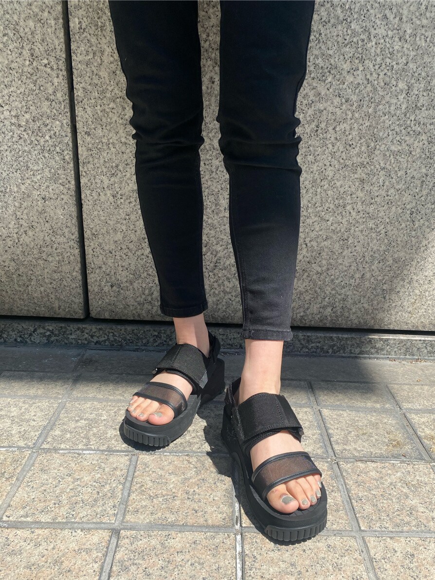 ホワイト系のTシャツ/カットソー、ブラック系のデニムパンツ、ブルー系のシャツ/ブラウスを着用したレディースの春コーディネートの6枚目の写真