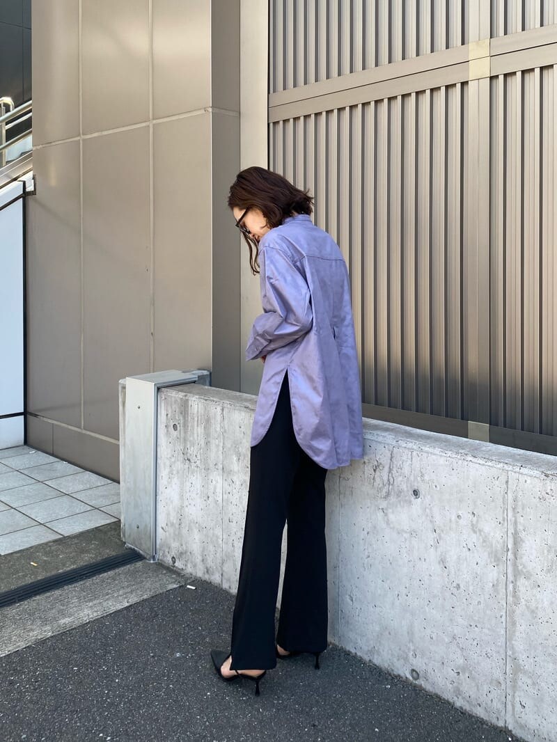 ブラック系のその他パンツ、ブラック系のパンプス、パープル系のシャツ/ブラウスを着用したレディースの秋コーディネートの5枚目の写真