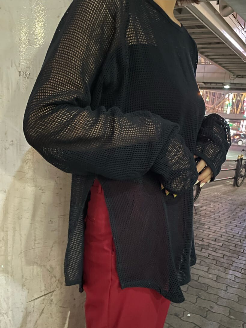 ベージュ系のトレンチコート、ブラック系のTシャツ/カットソー、シルバー系のピアス（両耳用）を着用したレディースの春コーディネートの8枚目の写真