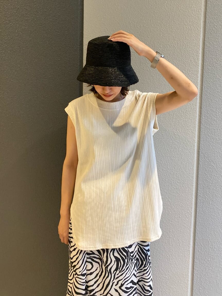 ブラック系のサンダル、その他のスカート、ホワイト系のTシャツ/カットソーを着用したレディースの夏コーディネートの3枚目の写真