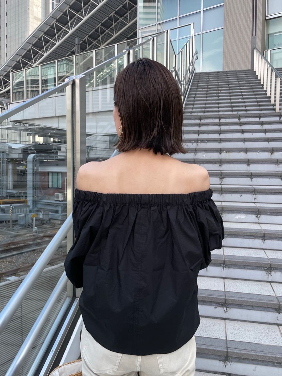 ブラック系のシャツ/ブラウス、ベージュ系のかごバッグ、グレー系のデニムパンツを着用したレディースの夏コーディネートの6枚目の写真