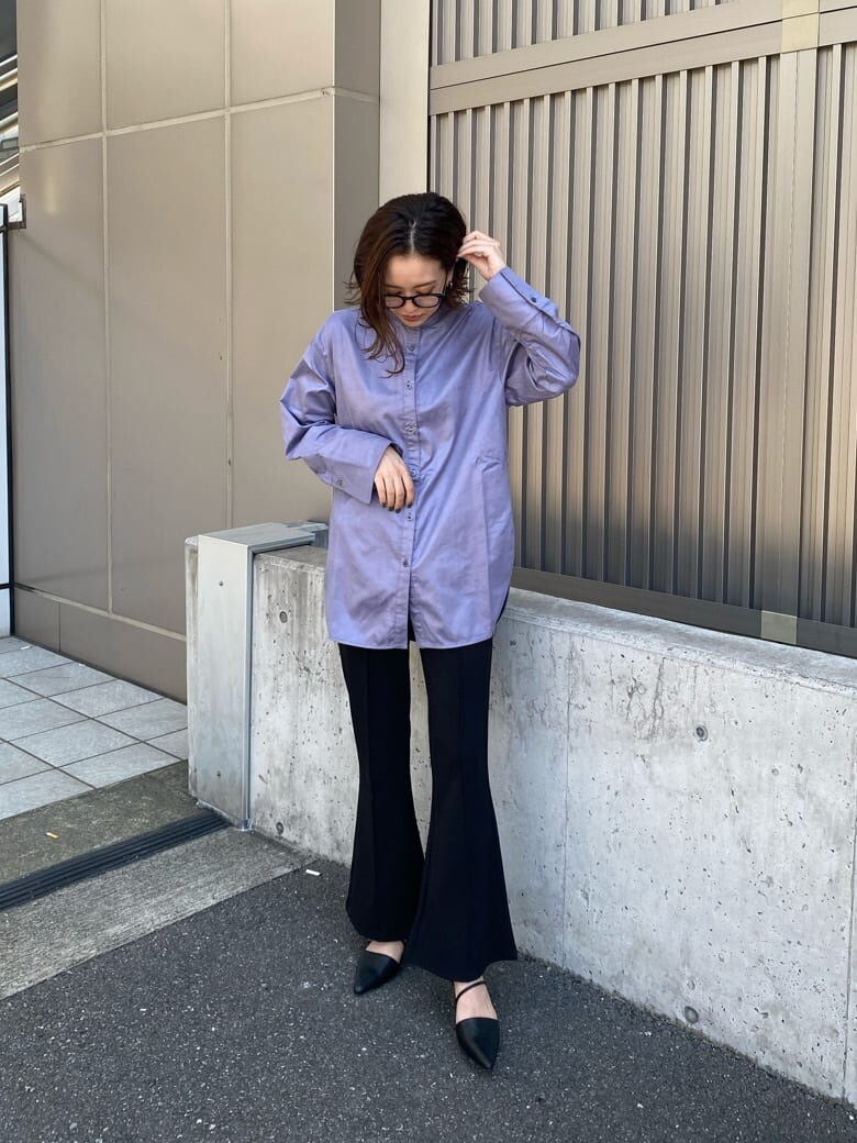 ブラック系のその他パンツ、ブラック系のパンプス、パープル系のシャツ/ブラウスを着用したレディースの秋コーディネートの4枚目の写真