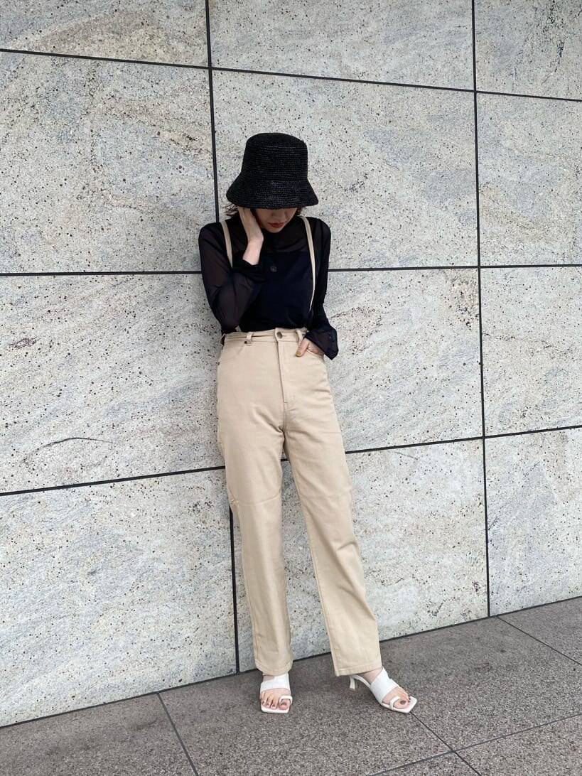 ホワイト系のサンダル、ベージュ系のデニムパンツを着用したレディースの夏コーディネートの3枚目の写真