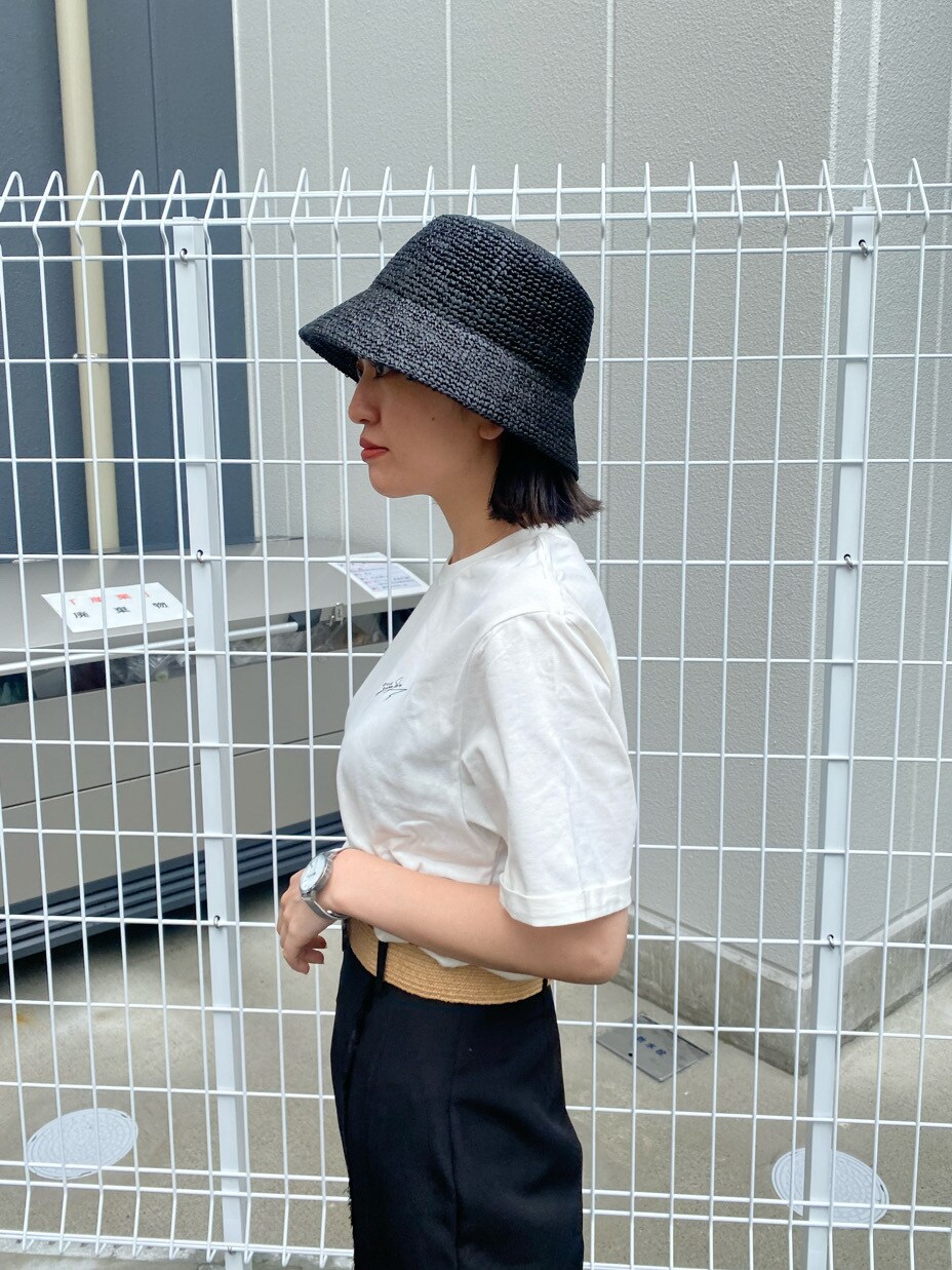 ブラック系のスカート、ブラック系のサンダル、ホワイト系のTシャツ/カットソーを着用したレディースの春コーディネートの7枚目の写真