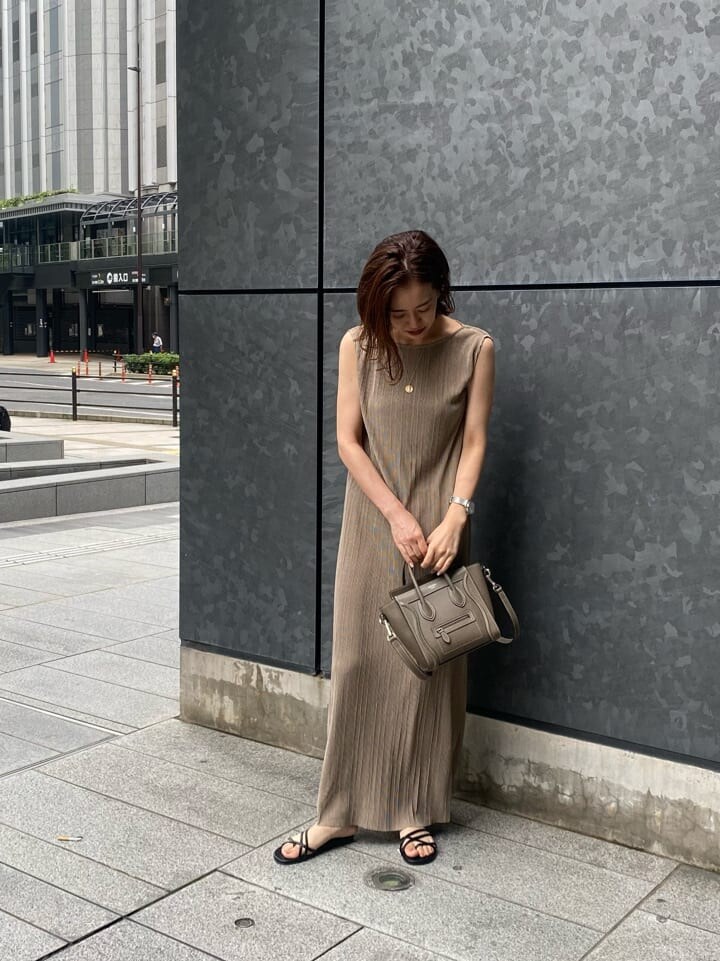 ブラック系のサンダル、ベージュ系のワンピースを着用したレディースの夏コーディネートの7枚目の写真