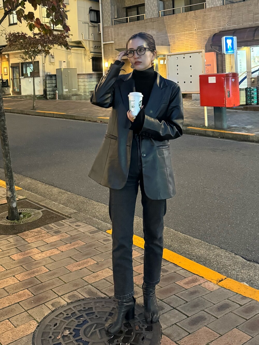 ブラック系のテーラードジャケットを着用したレディースの秋コーディネートの2枚目の写真