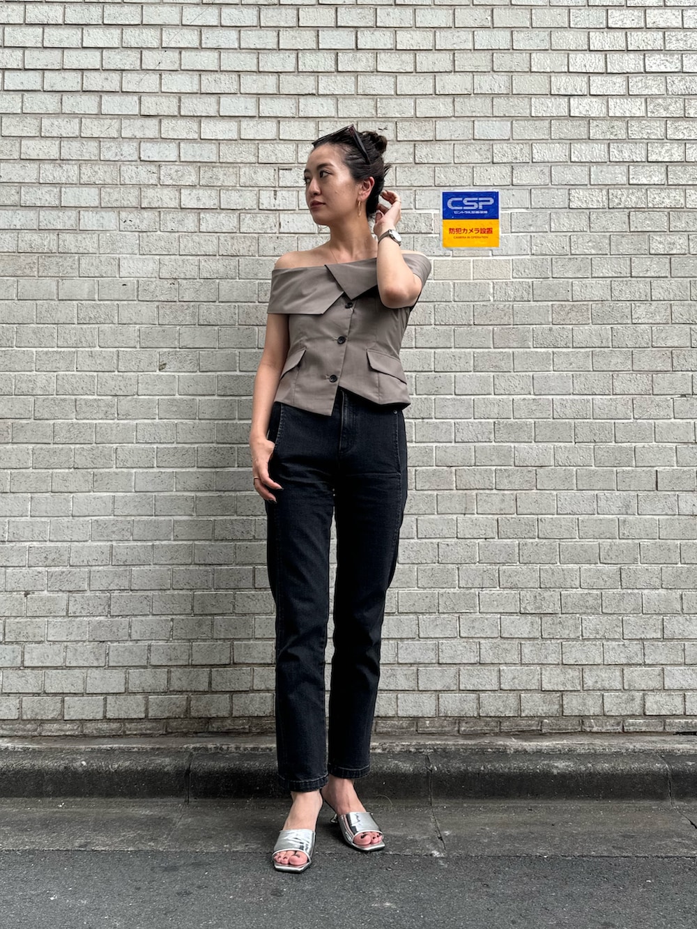 ブラウン系のシャツ/ブラウス、シルバー系のサンダル、その他のサングラスを着用したレディースの夏コーディネートの2枚目の写真