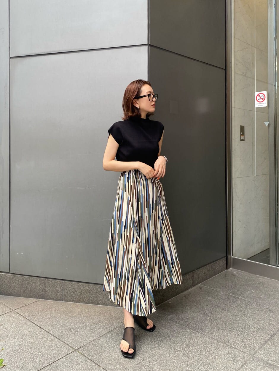 その他のスカート、ブラック系のサンダル、ブラック系のニット/セーターを着用したレディースの夏コーディネートの2枚目の写真