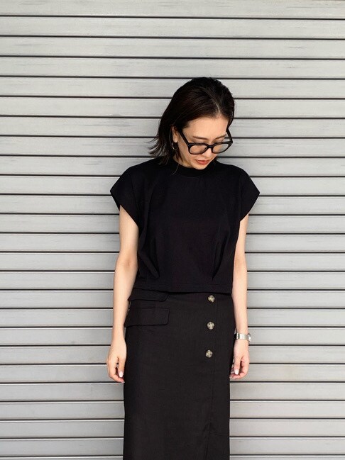 ブラック系のスカート、ブラック系のタンクトップを着用したレディースの夏コーディネートの3枚目の写真