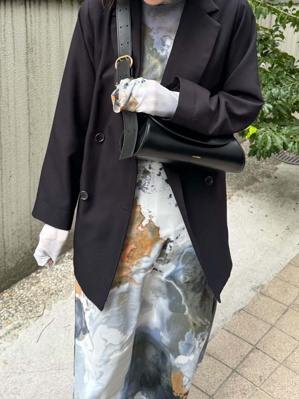 グレー系のワンピースを着用したレディースの春コーディネートの3枚目の写真