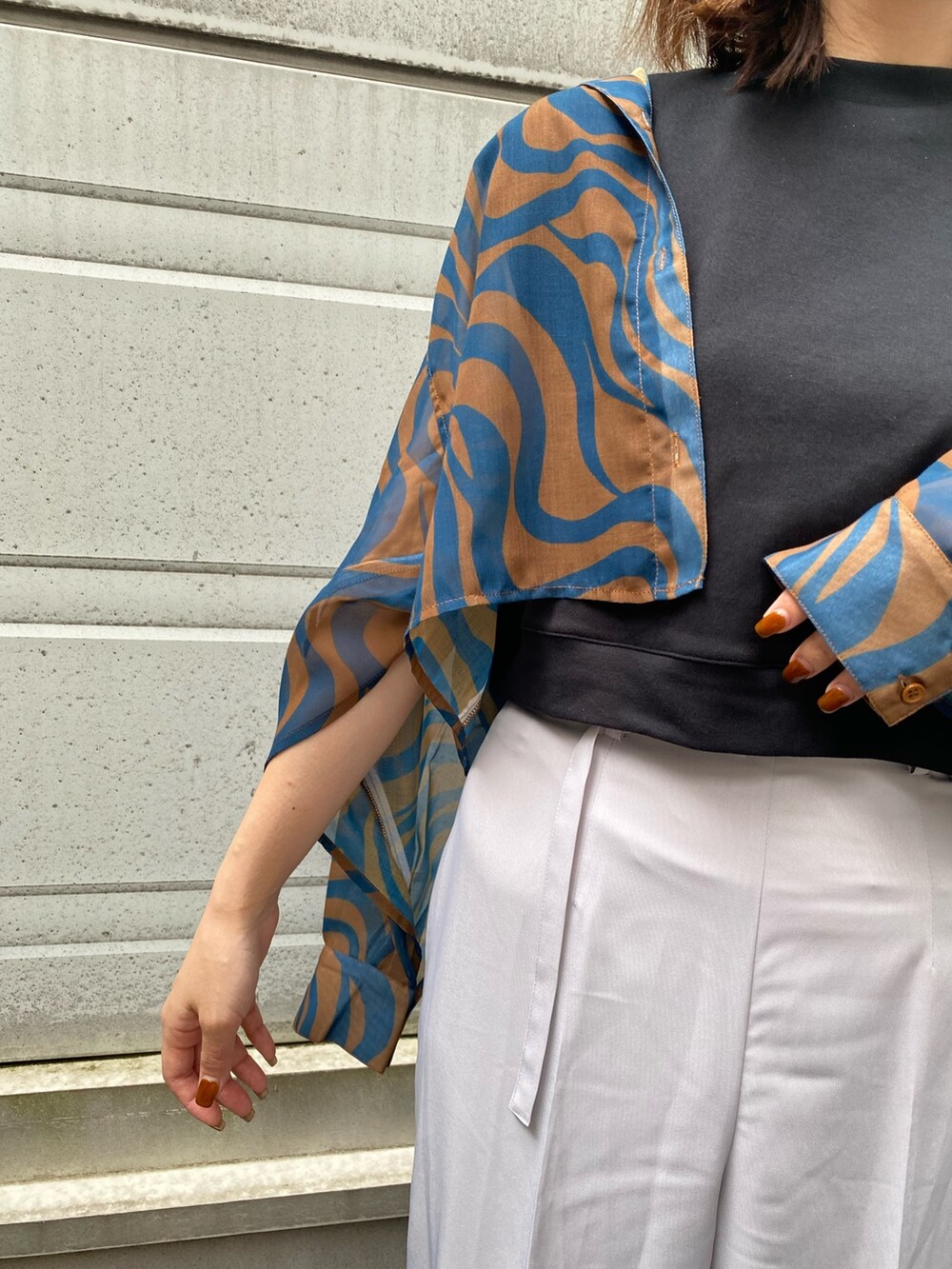 グレー系のその他パンツ、ブルー系のシャツ/ブラウス、ブラック系のタンクトップを着用したレディースの夏コーディネートの5枚目の写真