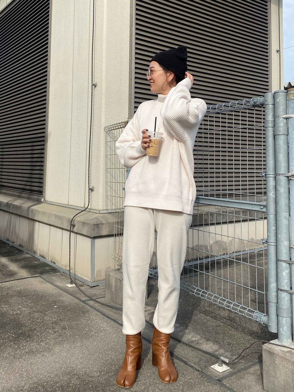 ホワイト系のニット/セーター、ホワイト系のニット/セーターを着用したレディースの冬コーディネートの3枚目の写真