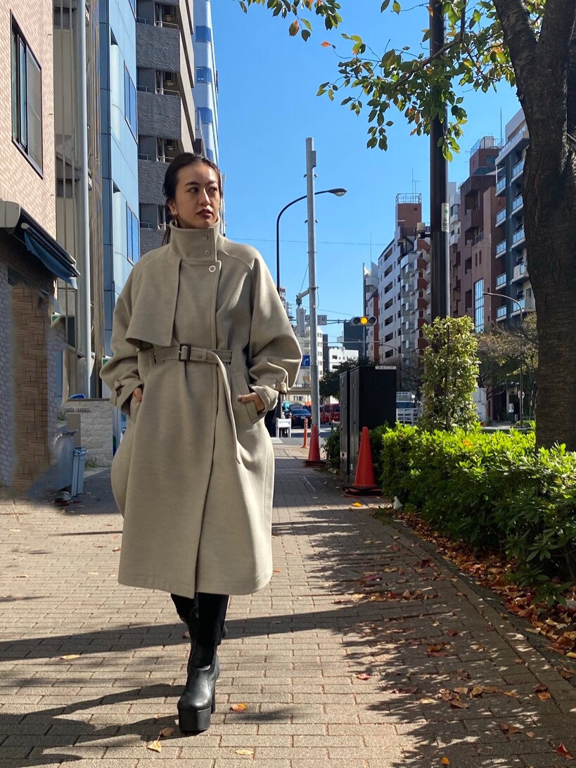 ブラック系のデニムパンツ、ブラック系のブーツ、ホワイト系のダウンジャケット/コートを着用したレディースの秋コーディネートの2枚目の写真