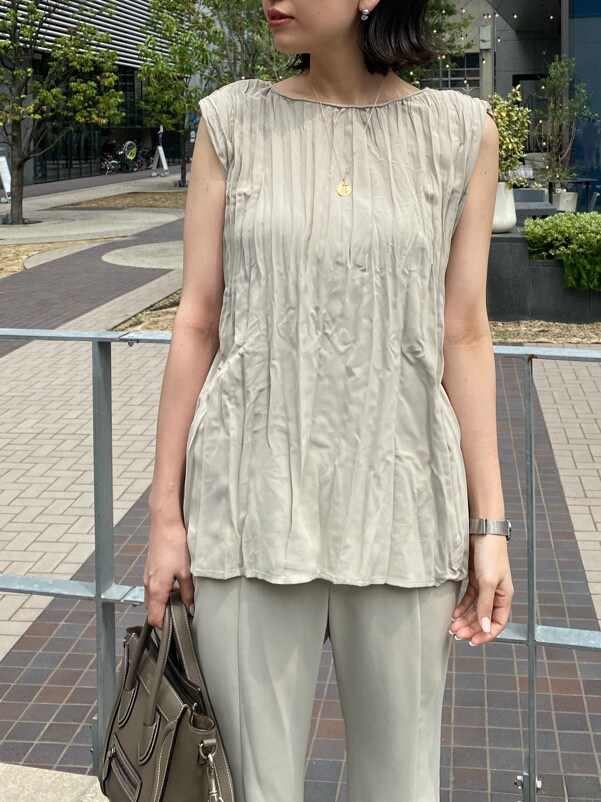 ベージュ系のシャツ/ブラウス、ブラック系のサンダル、ベージュ系のスラックスを着用したレディースの夏コーディネートの5枚目の写真