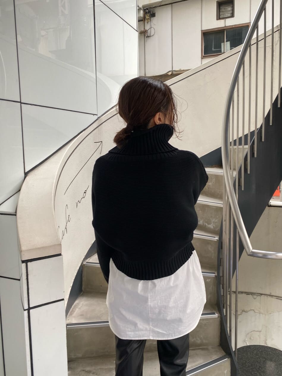 ブルー系のワンピース、ブラック系のニット/セーターを着用したレディースの冬コーディネートの4枚目の写真