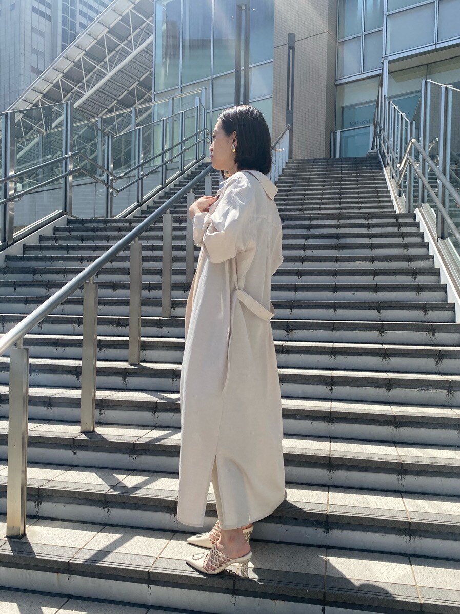 ホワイト系のシャツ/ブラウス、グレー系のその他パンツ、ブラック系のニット/セーターを着用したレディースの春コーディネートの3枚目の写真