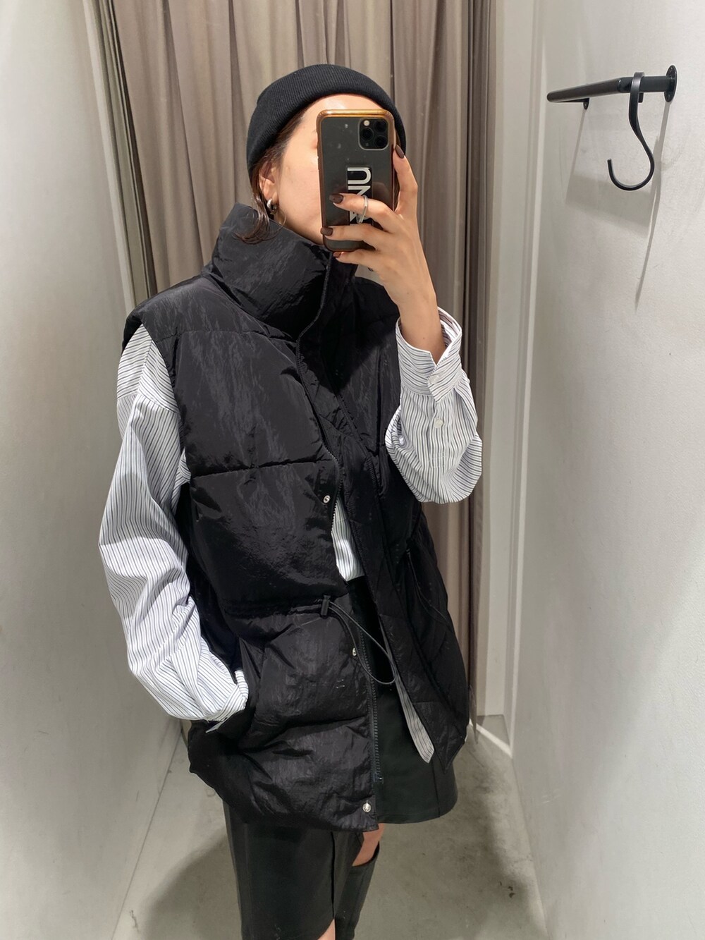 ブラック系のダウンベスト、その他のシャツ/ブラウス、ブラック系のその他パンツを着用したレディースの秋コーディネートの5枚目の写真