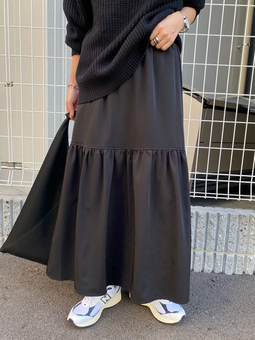 ブラック系のスカート、ブラック系のニット/セーターを着用したレディースの秋コーディネートの7枚目の写真