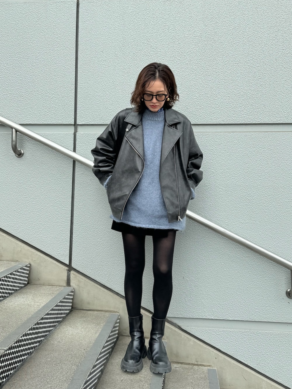 ブラック系のブルゾンを着用したレディースの冬コーディネートの3枚目の写真