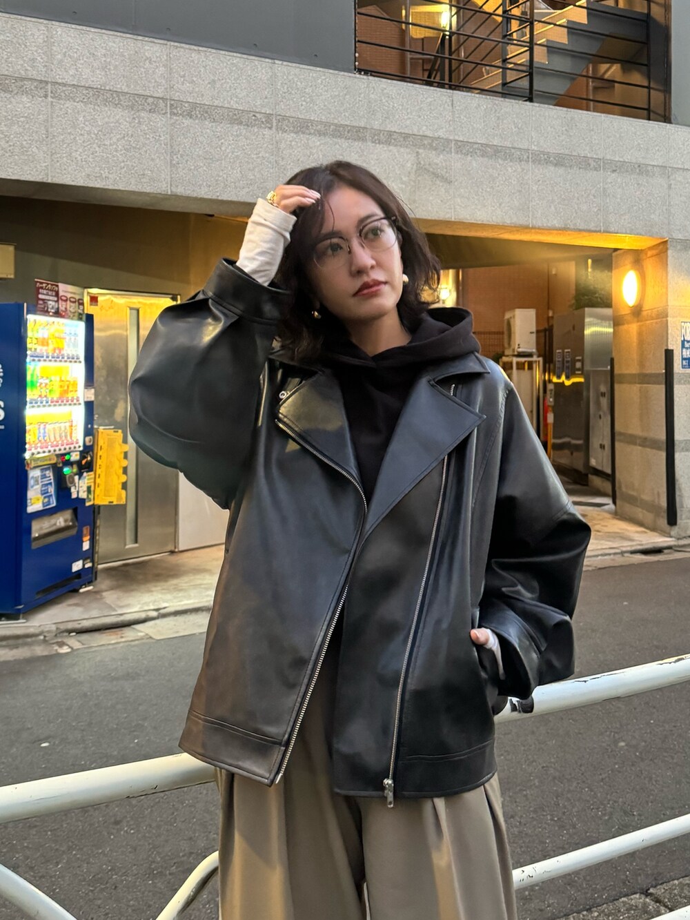 ブラック系のブルゾンを着用したレディースの冬コーディネートの5枚目の写真