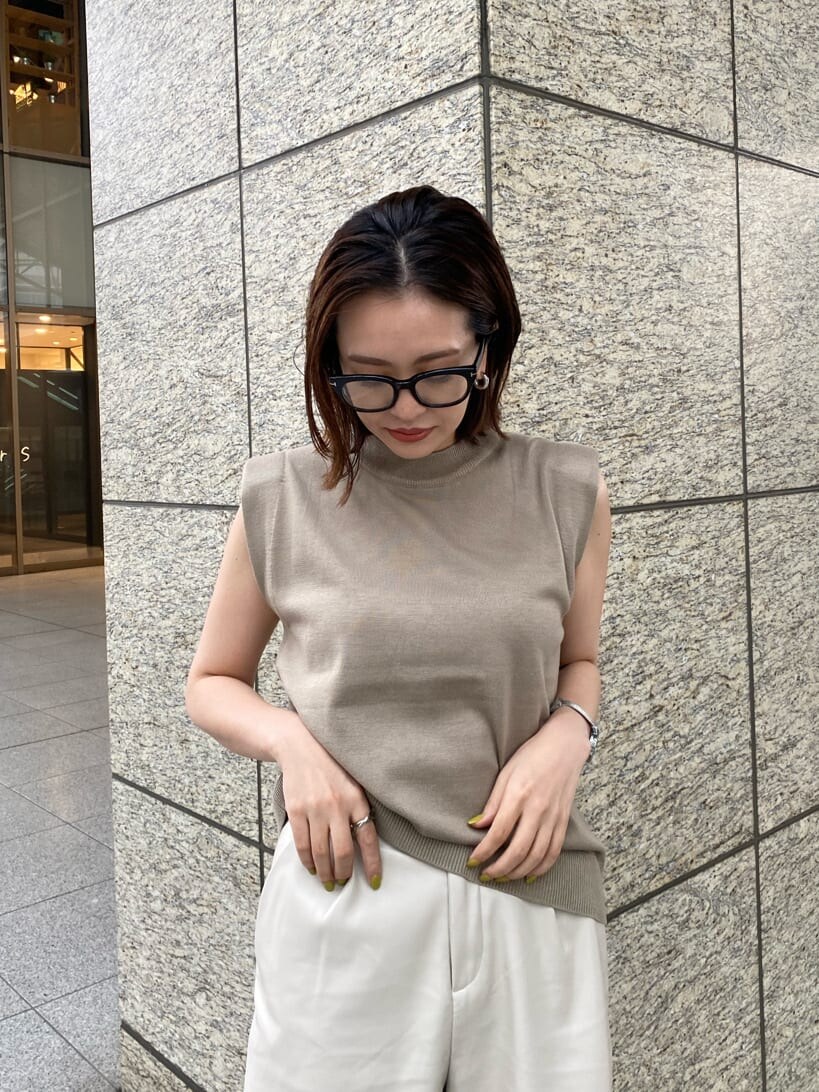 ホワイト系のサンダル、ブラック系のシャツ/ブラウス、ベージュ系のタンクトップを着用したレディースの春コーディネートの6枚目の写真