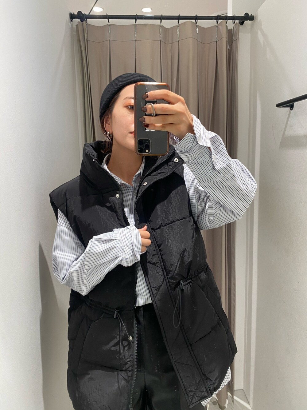 ブラック系のダウンベスト、その他のシャツ/ブラウス、ブラック系のその他パンツを着用したレディースの秋コーディネートの4枚目の写真