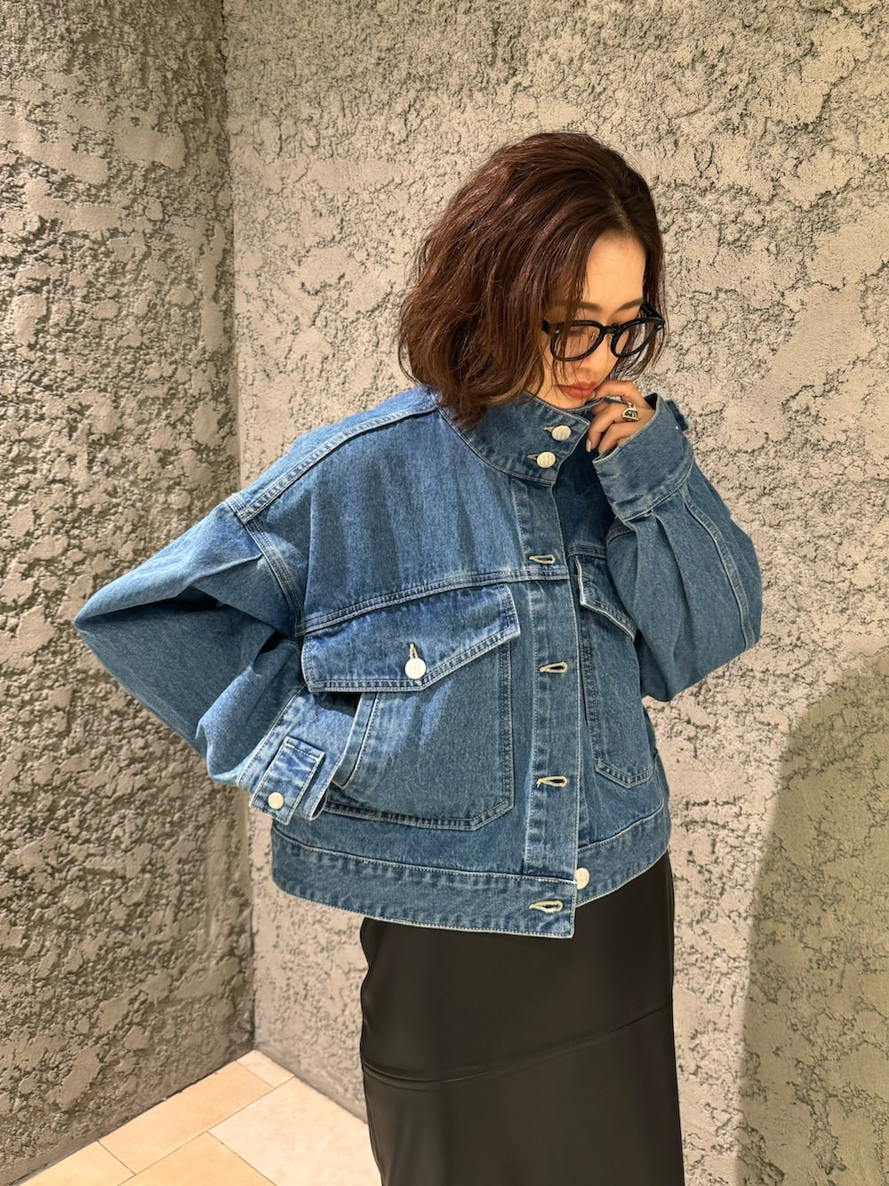 ブラック系のブーツ、ブルー系のデニムジャケットを着用したレディースの冬コーディネートの5枚目の写真