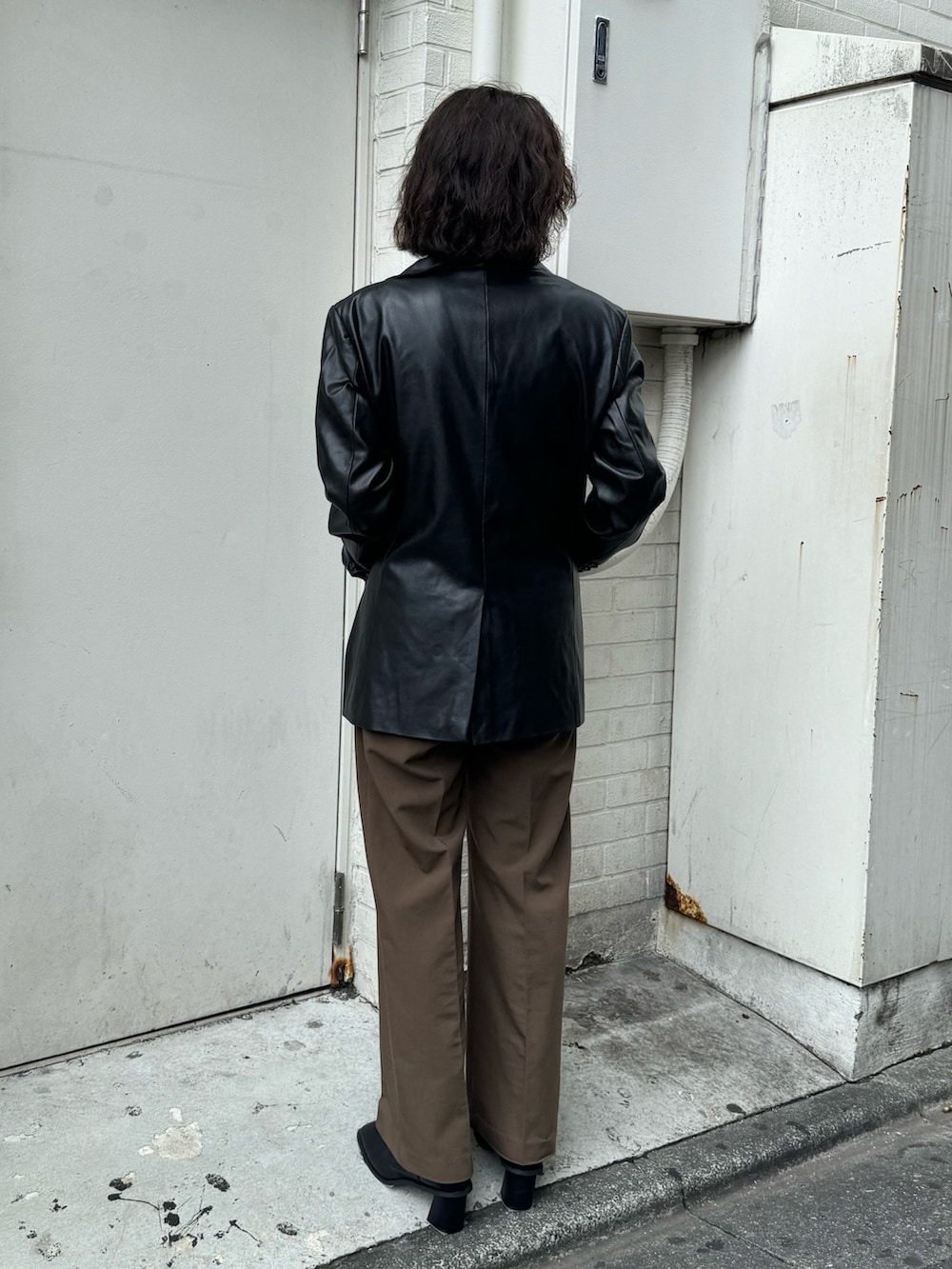 ブラウン系のその他パンツ、ブラック系のブーツ、ブラック系のテーラードジャケットを着用したレディースの夏コーディネートの3枚目の写真