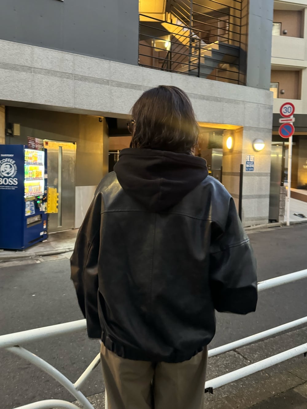 ブラック系のブルゾンを着用したレディースの冬コーディネートの4枚目の写真