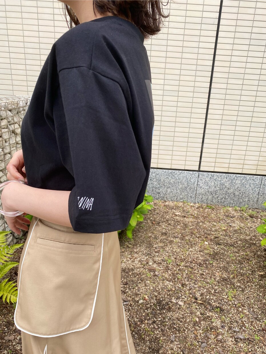 ベージュ系のスカート、ブラック系のTシャツ/カットソーを着用したレディースの春コーディネートの5枚目の写真