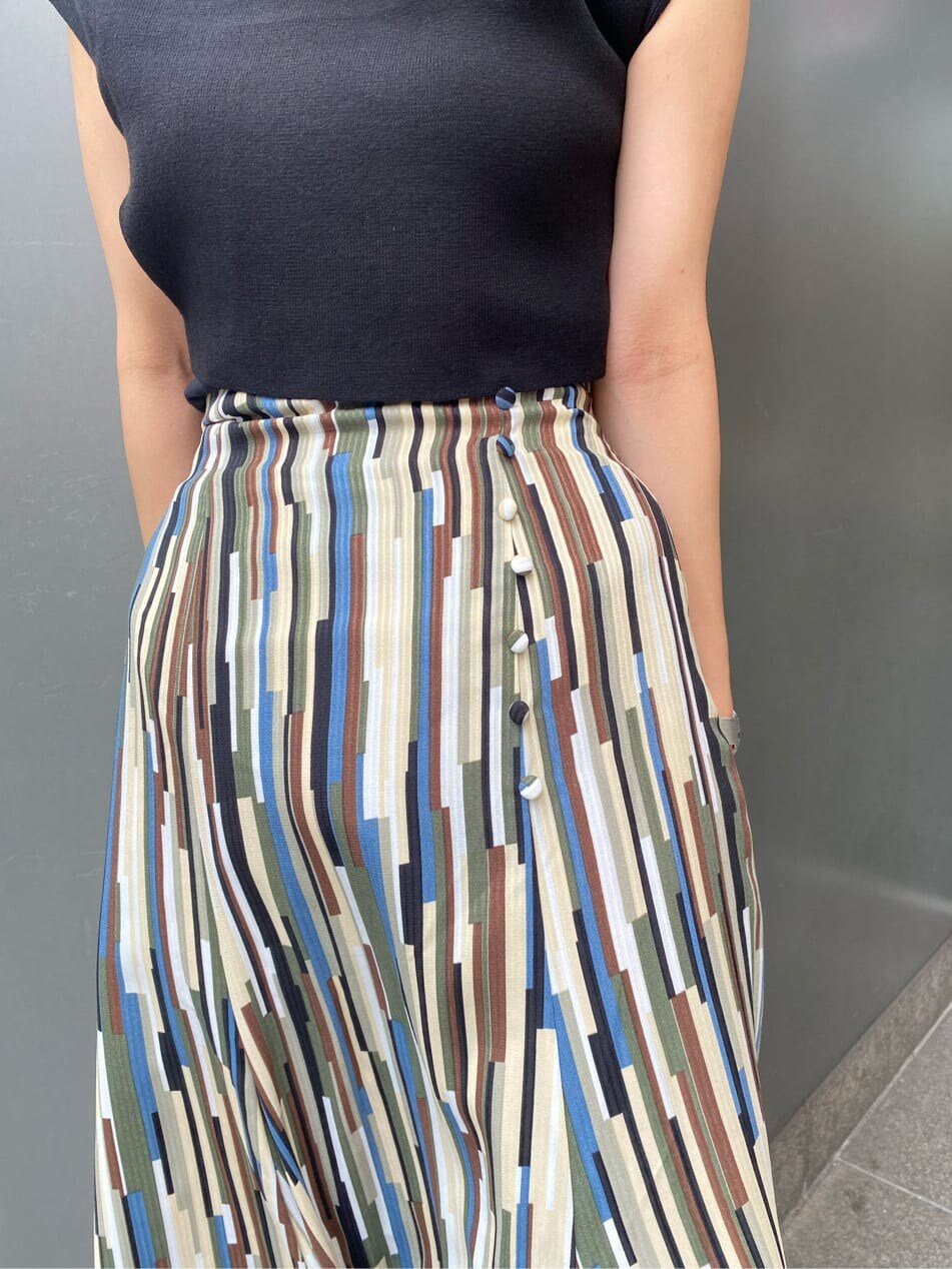 その他のスカート、ブラック系のサンダル、ブラック系のニット/セーターを着用したレディースの夏コーディネートの6枚目の写真