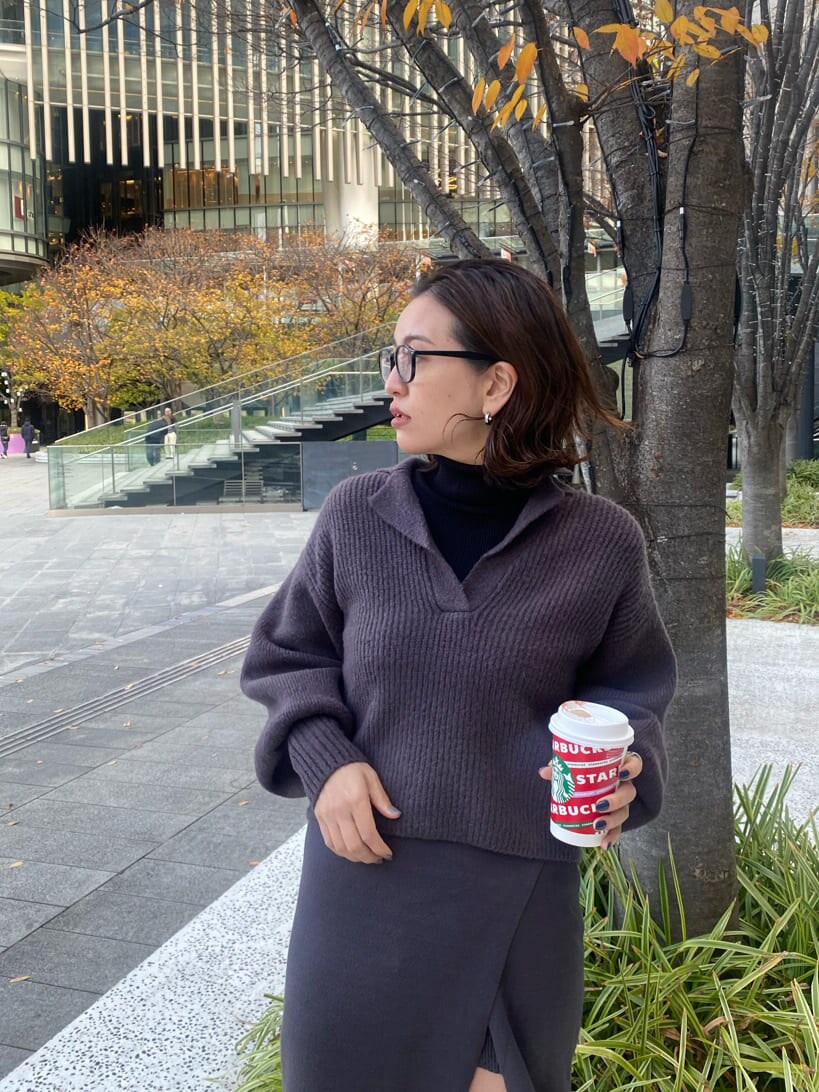 ブラック系のニット/セーター、グレー系のニット/セーター、グレー系のスカートを着用したレディースの冬コーディネートの5枚目の写真