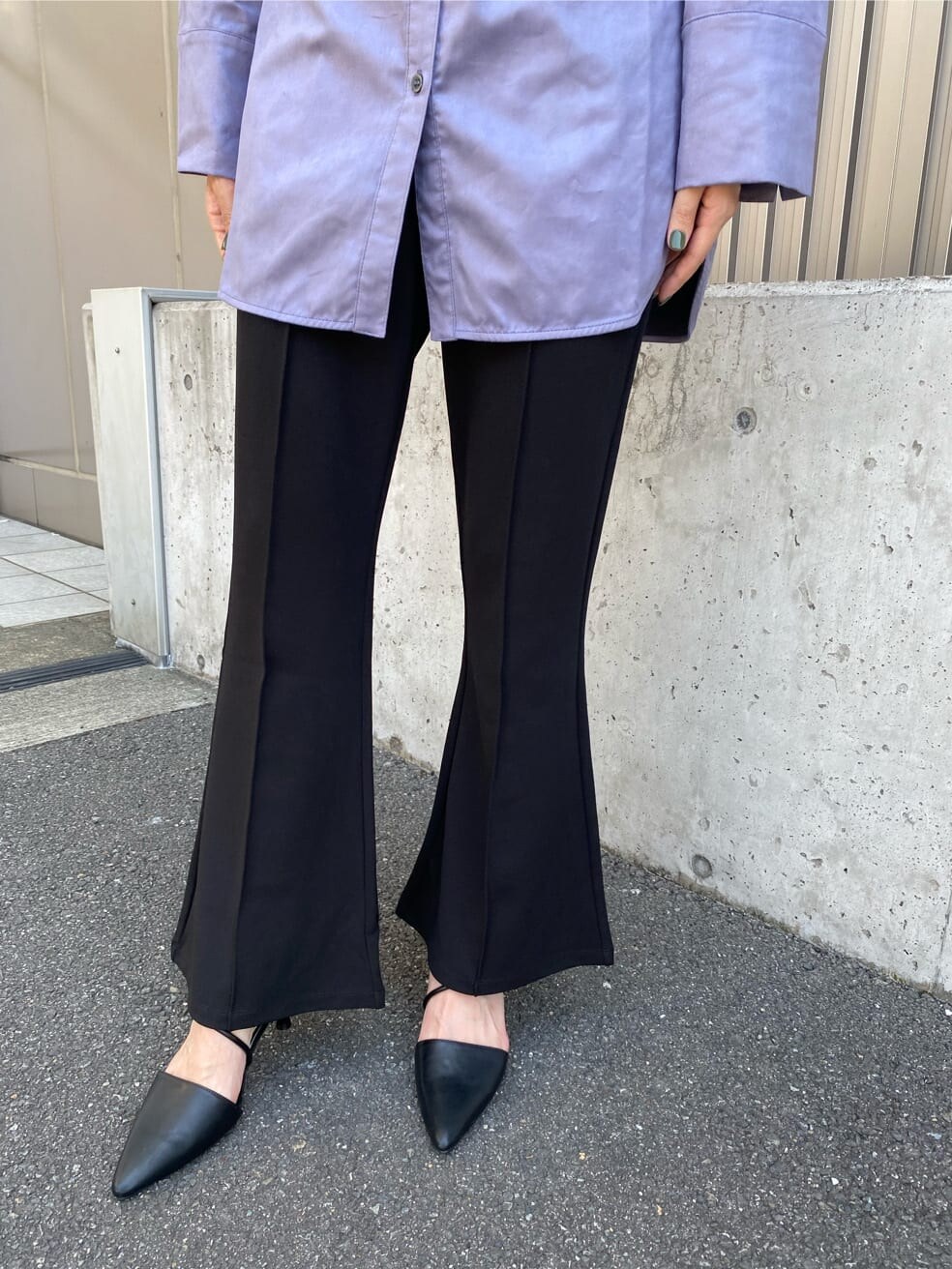 ブラック系のその他パンツ、ブラック系のパンプス、パープル系のシャツ/ブラウスを着用したレディースの秋コーディネートの7枚目の写真