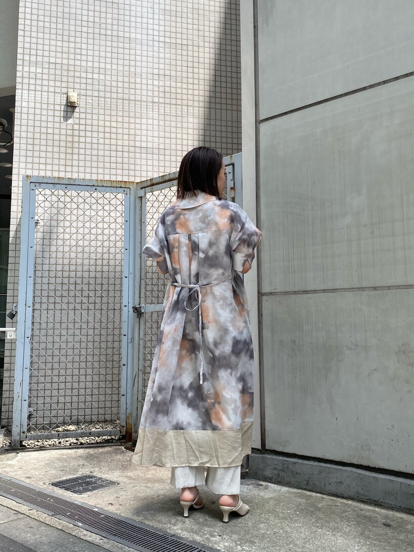 ホワイト系のその他パンツ、ホワイト系のニット/セーター、ホワイト系のサンダルを着用したレディースの春コーディネートの3枚目の写真
