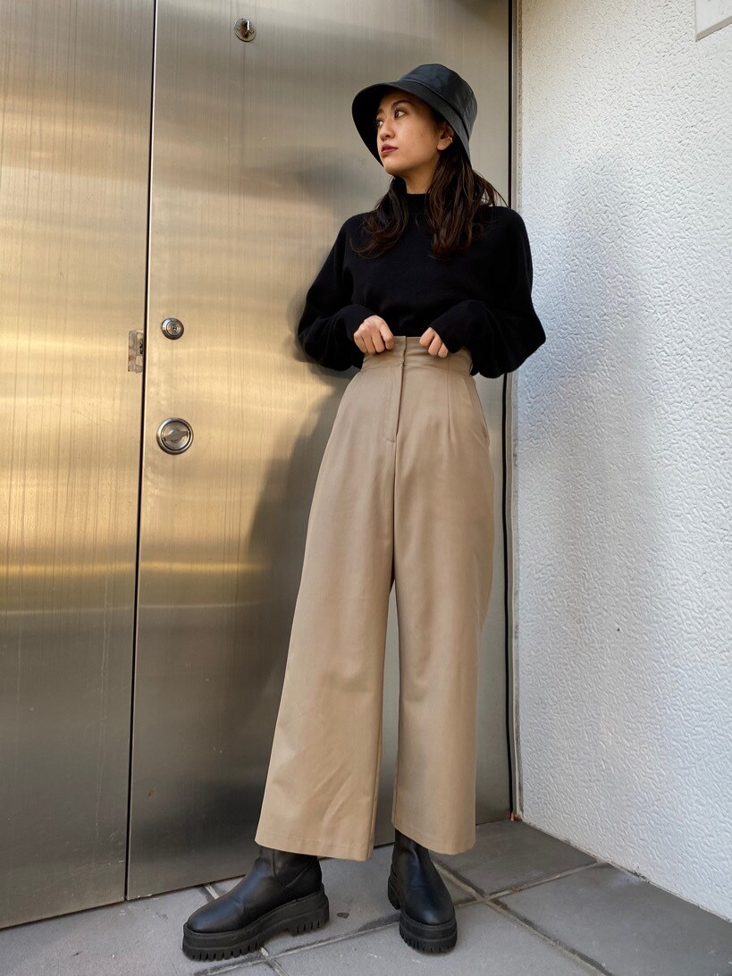 ベージュ系のその他パンツ、ブラック系のニット/セーター、ブラック系のブーツを着用したレディースの秋コーディネートの3枚目の写真